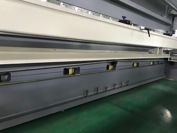 China Yawei 6m metal bending machine Manual hydraulic anti deflection table 125T press brake